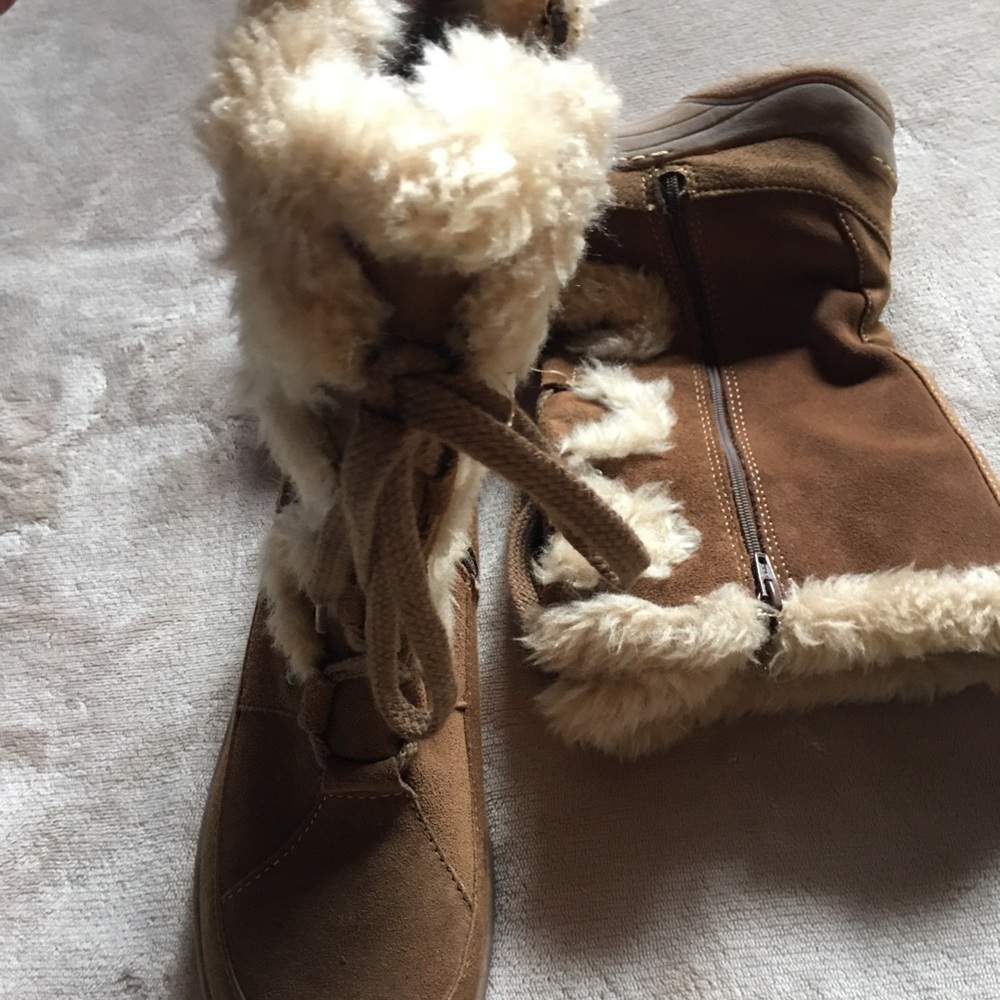 Woman’s Boots - Picture 2 of 6